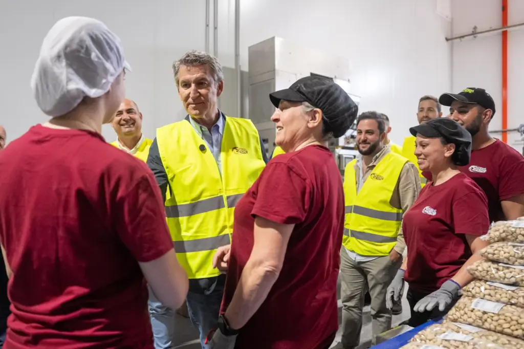 The president of the PP, Alberto Núñez Feijóo, visits a pistachio company, this Wednesday, in Baza, Granada.