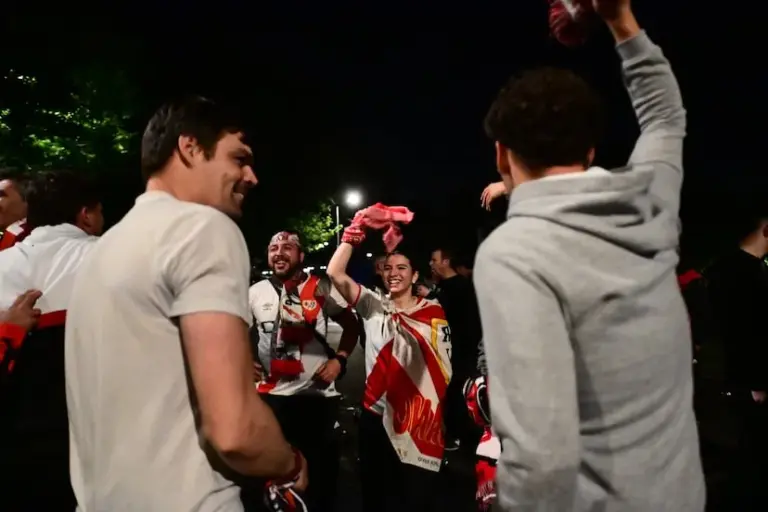 La tormenta perfecta del Rayo en Estrasburgo lleva a Vallecas a la final de la Conference