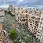 Teachers take the center of Valencia in a massive demonstration on their fifth day of strike