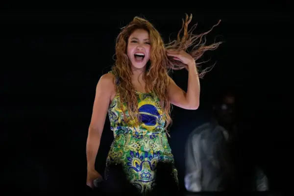 Shakira, acclaimed queen of Latin music by two million people on Copacabana beach