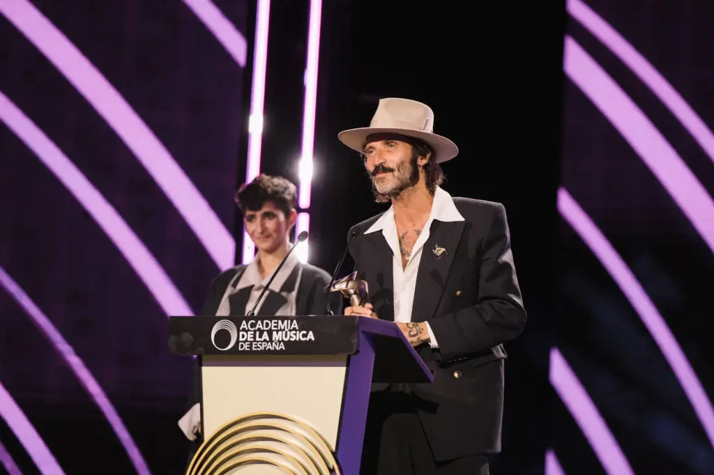 Rosalía sweeps the Music Awards, she does not attend the gala, but everything is made up for by Serrat's immense wisdom