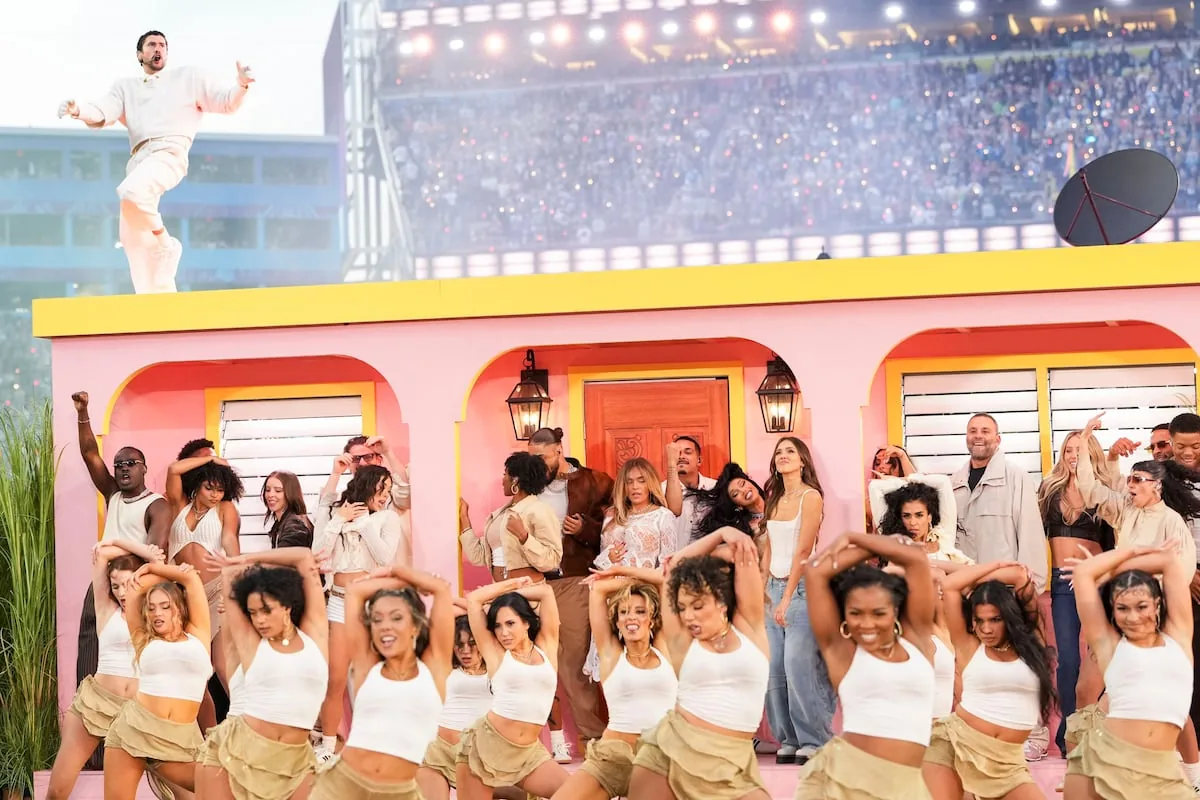 From Rosalía's confessional to Bad Bunny's little house: why every tour needs moments with celebrities