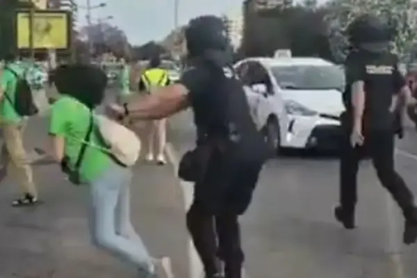 The Ombudsman asks the Police about the strong shove by an officer to a teacher during the educational protest in Valencia