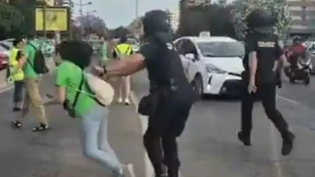 The Ombudsman asks the Police about the strong shove by an officer to a teacher during the educational protest in Valencia