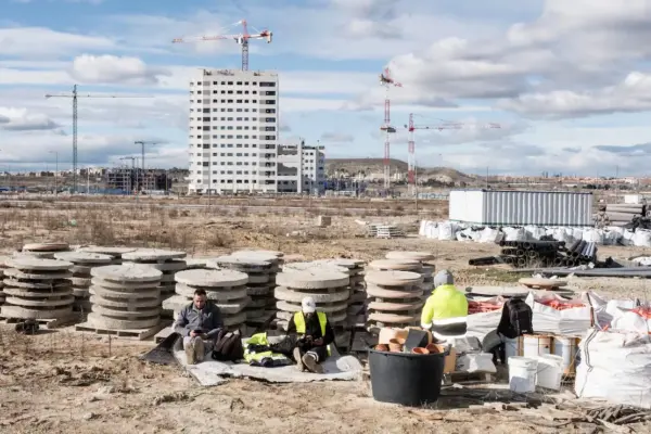 The new "affordable" homes from Almeida: handing over public land for a company to rent apartments for 950 euros and sell them for 324,000