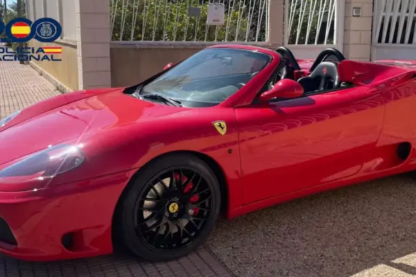 The red Ferrari that looked authentic for sale at a ‘top manta’