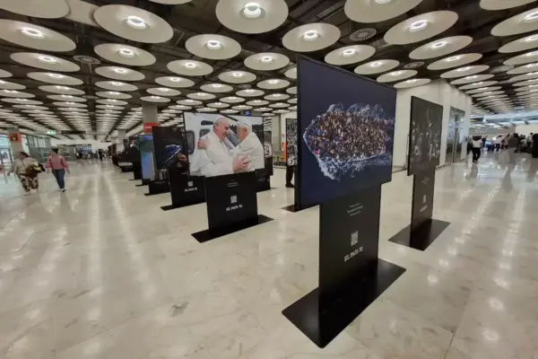 The exhibition ‘Moments’, which celebrates the 50 years of EL PAÍS, begins its tour through Spain