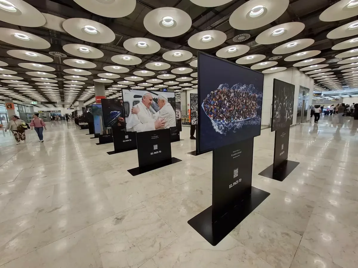 The exhibition ‘Moments’, which celebrates the 50 years of EL PAÍS, begins its tour through Spain
