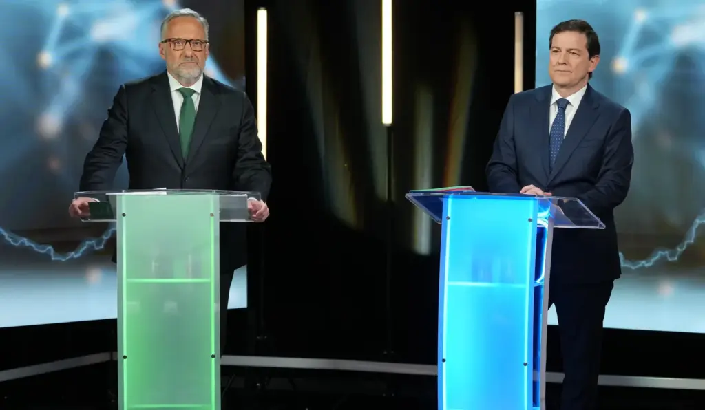 The PP and Vox reach an agreement in Castilla y León to invest Mañueco that includes the “national priority”