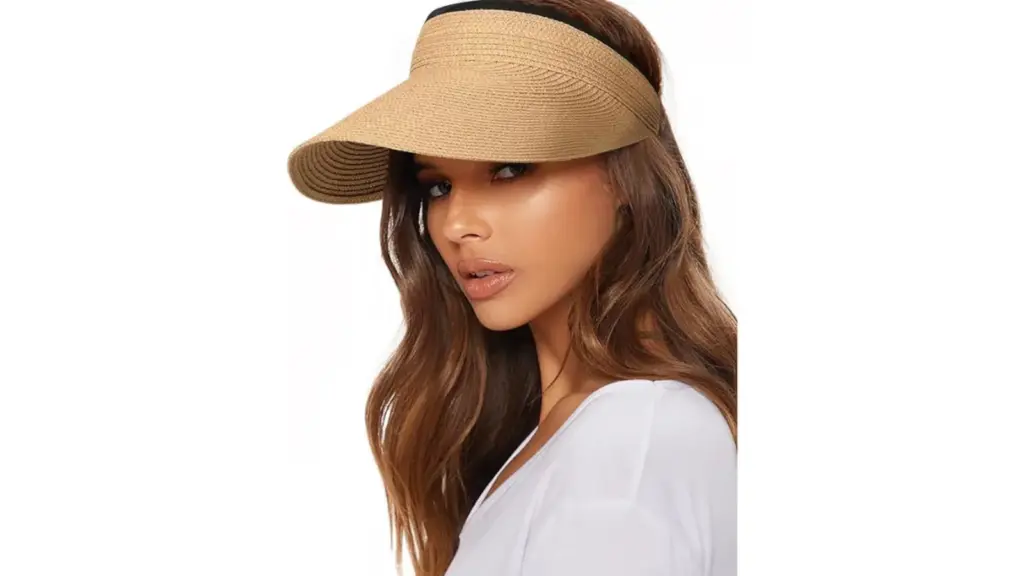 Esta visera de paja arrasa en Amazon.