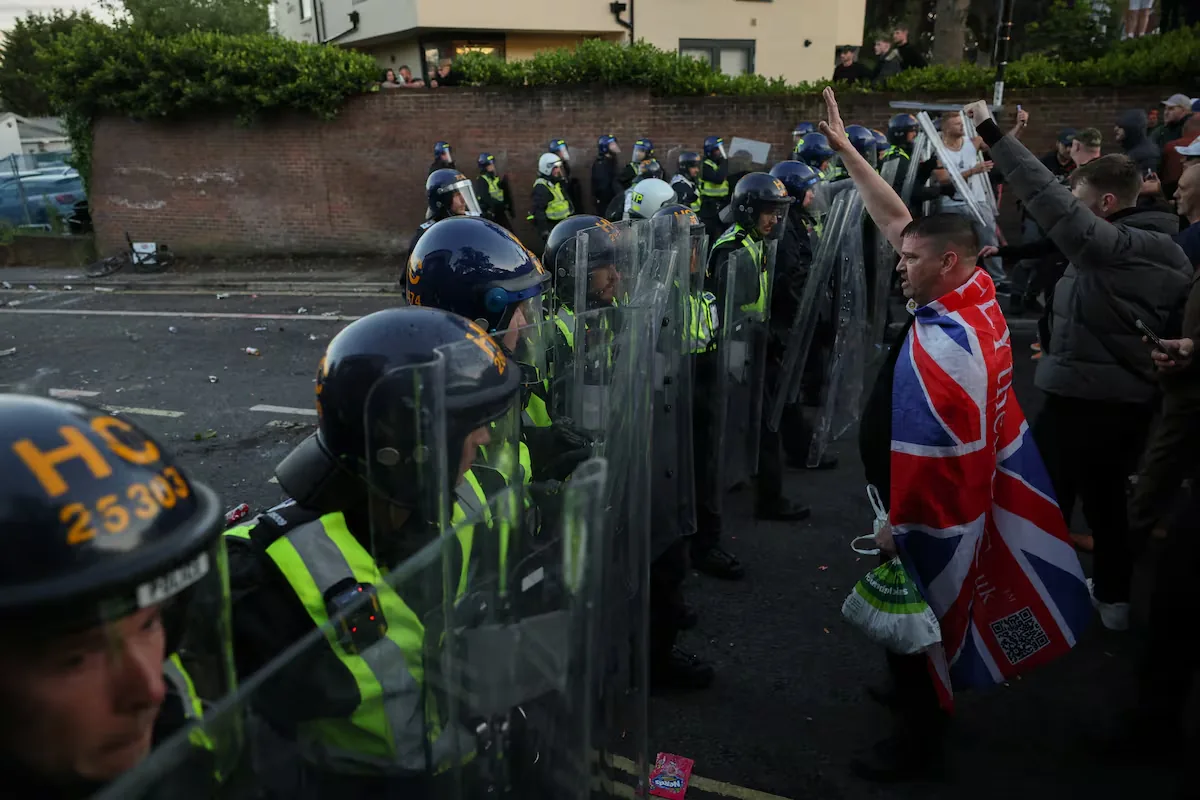 Far-right violence in the United Kingdom over the murder of young Nowak results in 11 officers injured