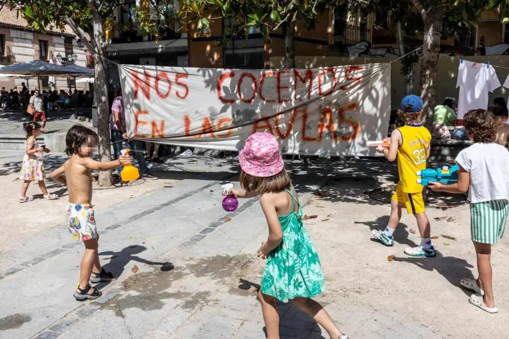 This is how Madrid's children are "inspired" in class with 30 degrees: "It's an insult. We are on the verge of fainting and collapses"