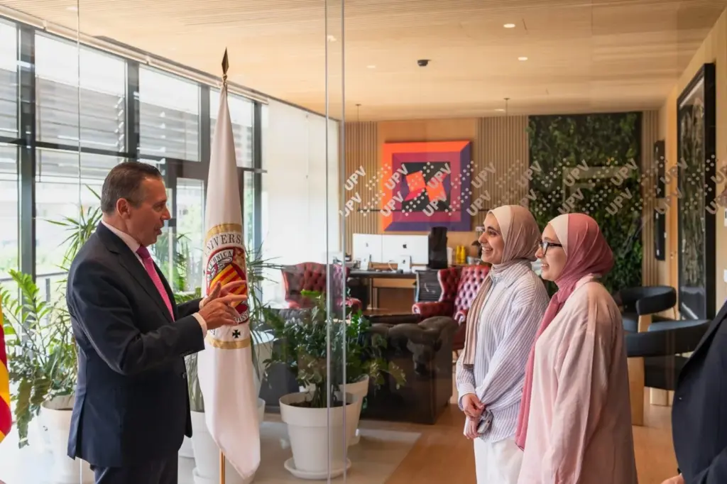 The journey of two sisters from Gaza to study in Valencia: “We don't just want to survive, we also want to follow our dreams”