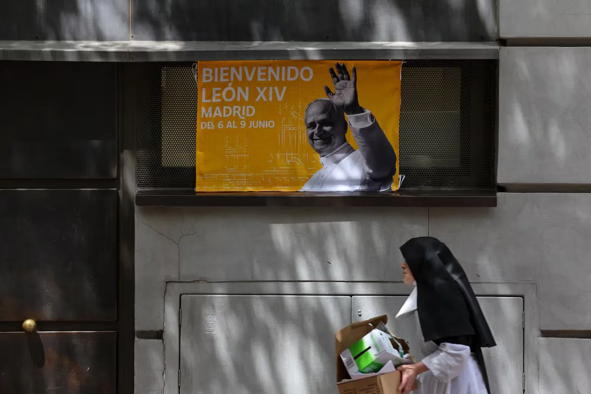 The Vatican addresses the controversy with child abuse victims and confirms that the Pope will meet with them in Spain