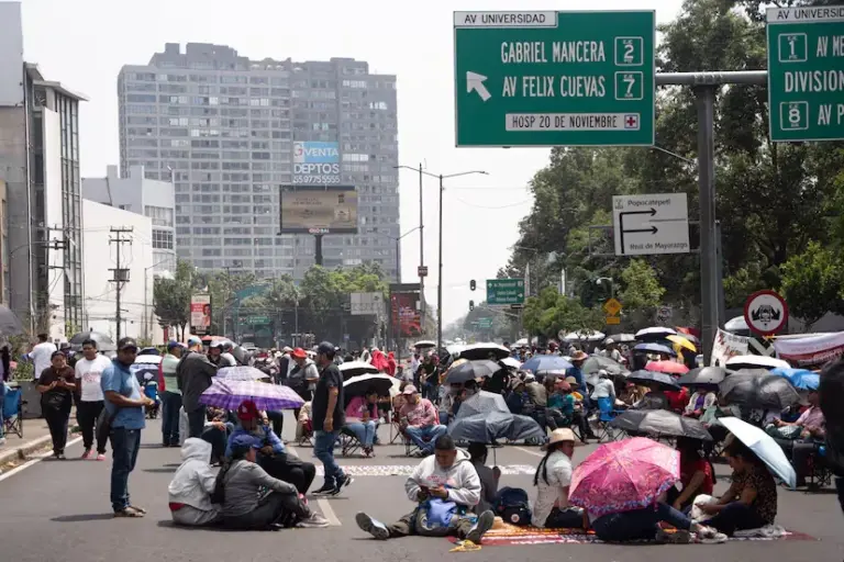 The CNTE teachers break into the facilities of the Ministry of Education in Mexico City