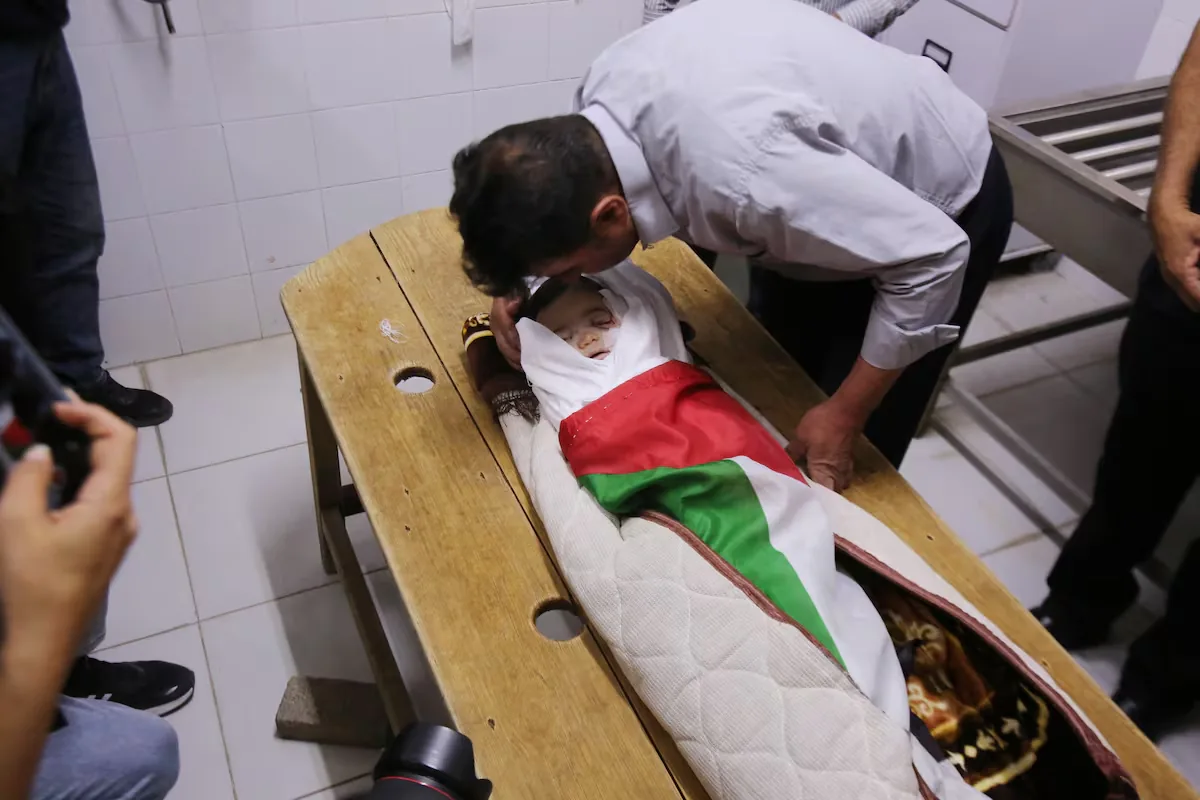 The Israeli army kills a baby by opening fire on the car in which the family was traveling in the West Bank
