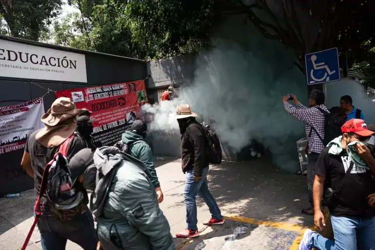 The CNTE teachers break into the facilities of the Ministry of Education in Mexico City