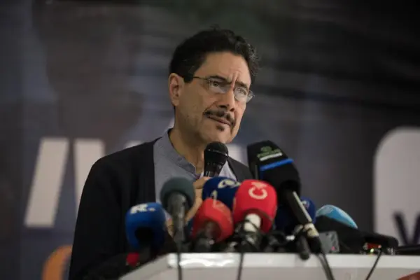 Cepeda distances himself from Petro's burdens