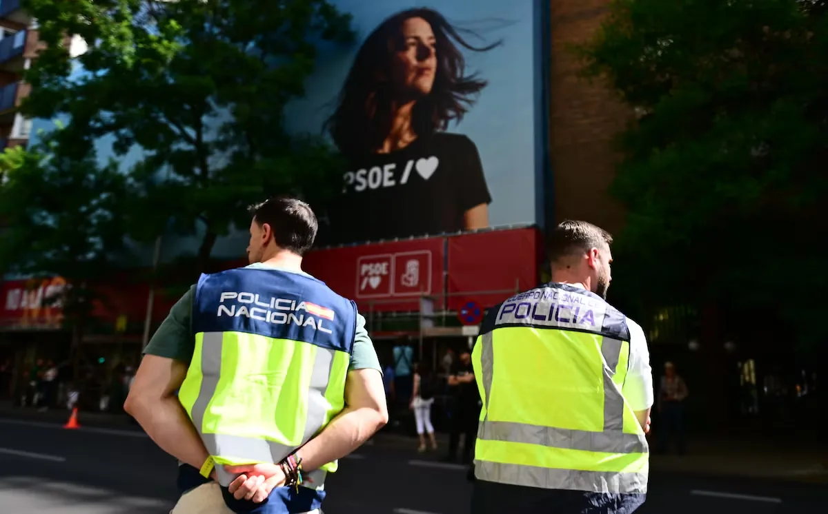 PSOE militants ask Sánchez not to run in the general election and allow "an orderly transition" at the helm of the party