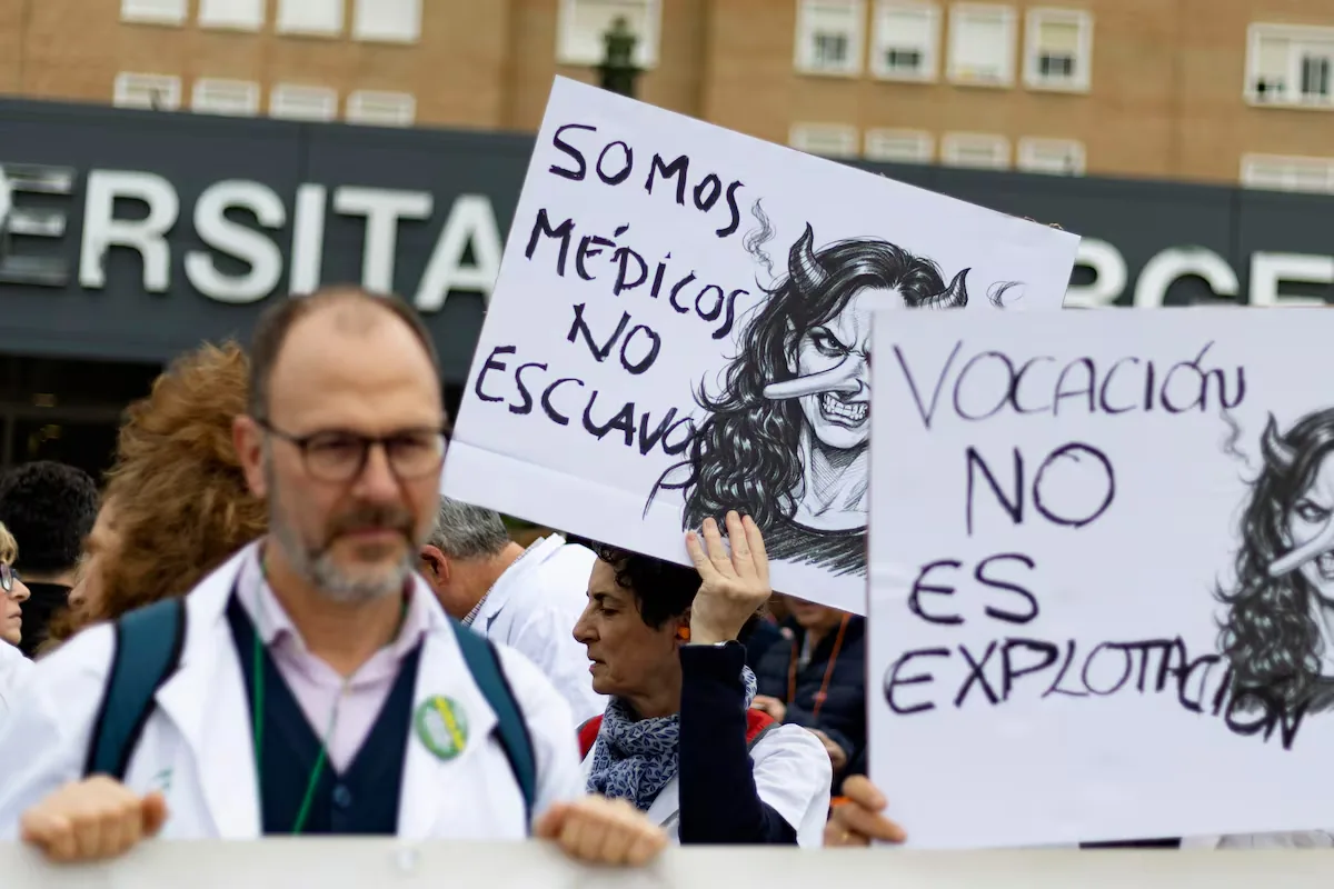 The Government approves the draft Framework Statute that regulates the conditions of almost one million healthcare workers