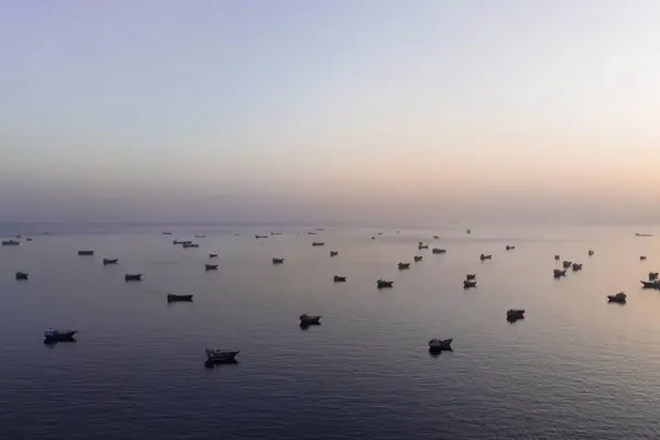 Iran and the US ease up in Hormuz despite bombings and negotiation ups and downs