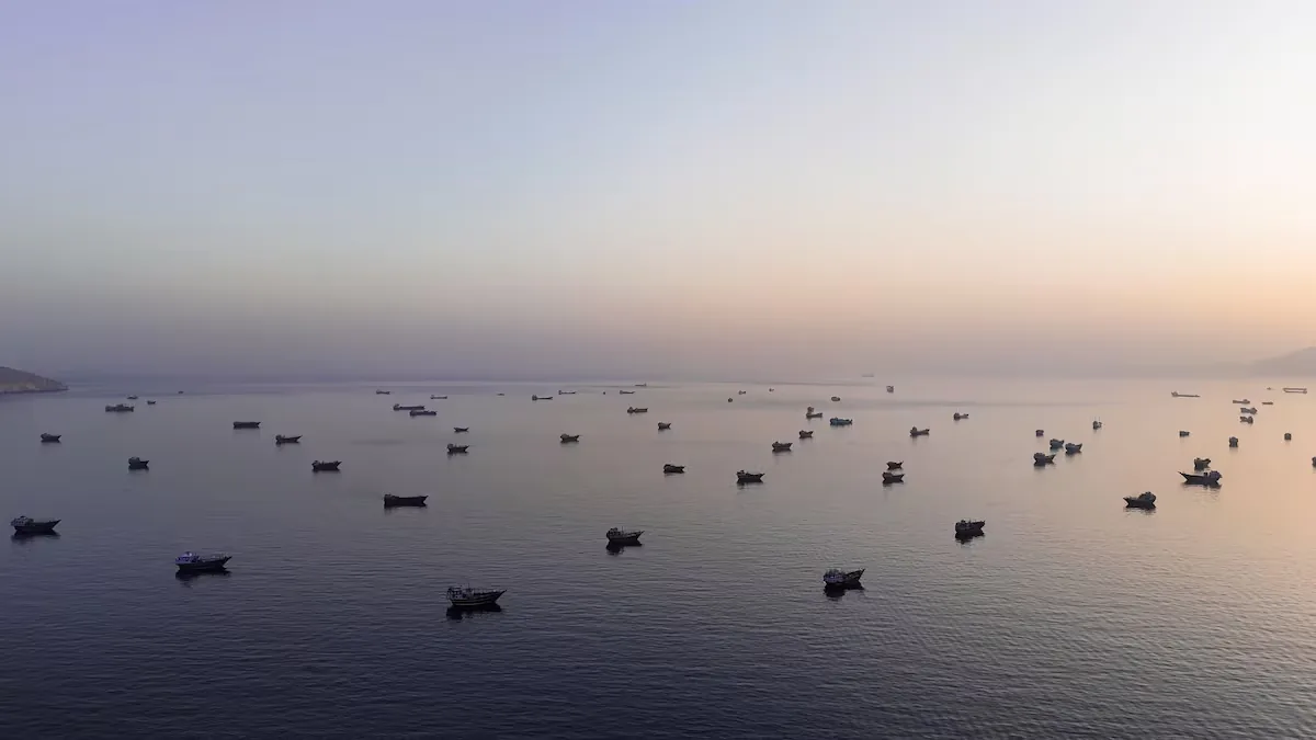 Iran and the US ease up in Hormuz despite bombings and negotiation ups and downs