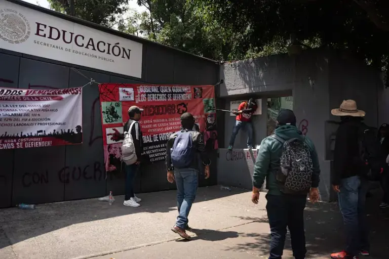 The CNTE teachers break into the facilities of the Ministry of Education in Mexico City
