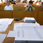 The organizers of the Selectividad in Galicia apologize for the errors in the test but will not repeat exams