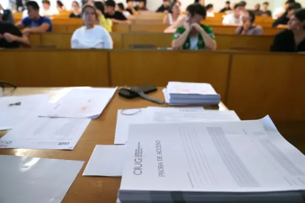 The organizers of the Selectividad in Galicia apologize for the errors in the test but will not repeat exams