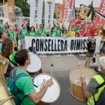 The assaulted teacher in Valencia files a complaint and the National Police opens a case against the officer who pushed her