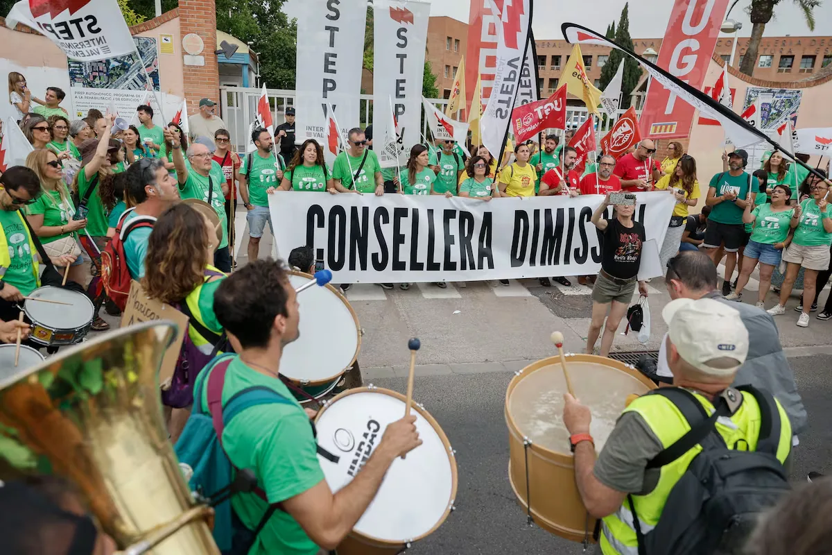 The assaulted teacher in Valencia files a complaint and the National Police opens a case against the officer who pushed her