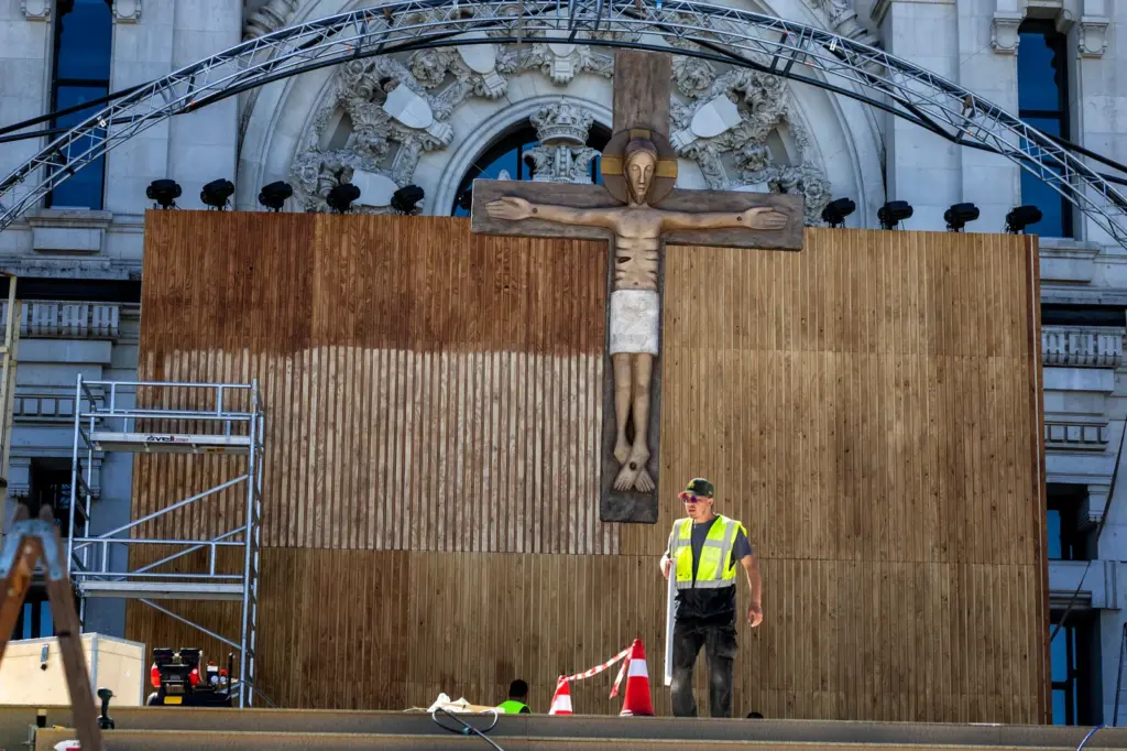 Un escenario de 600 m², un enorme cristo, y paseo en papamóvil para una misa para cientos de miles de personas