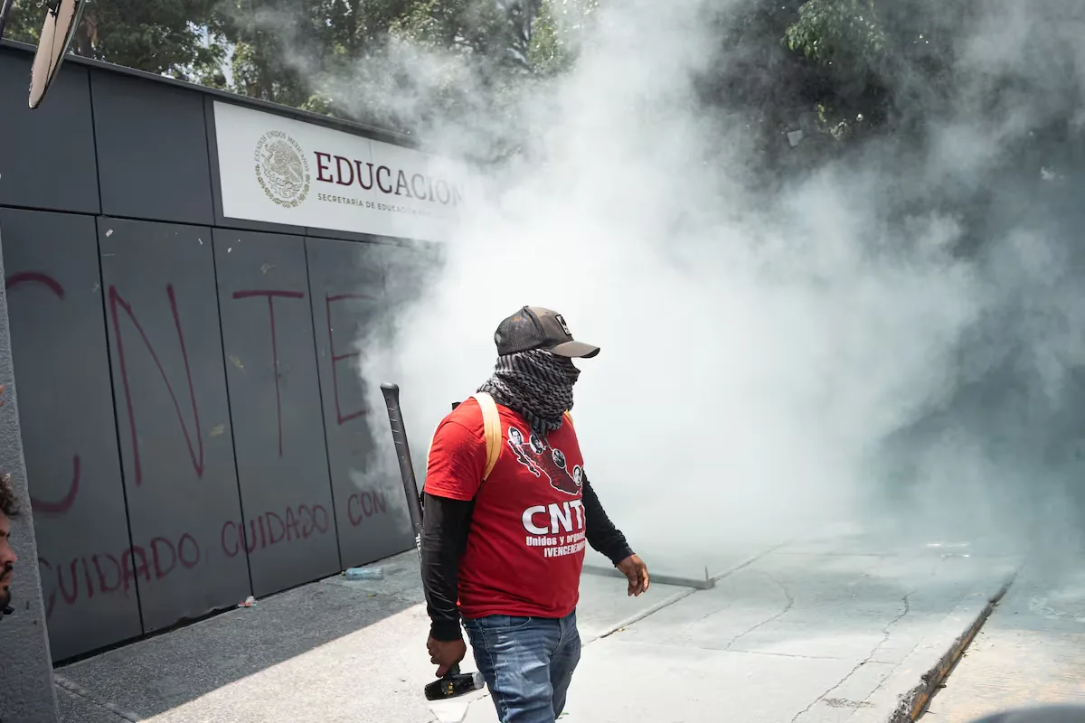 The CNTE teachers break into the facilities of the Ministry of Education in Mexico City