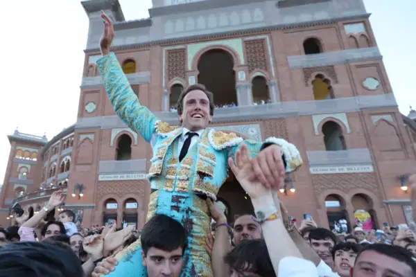 Román, vibrant Puerta Grande with a magnificent Victorino