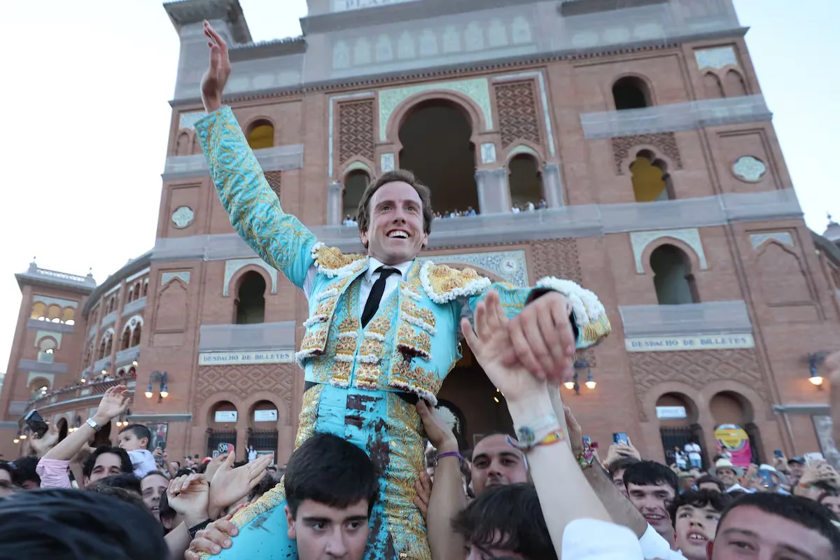 Román, vibrant Puerta Grande with a magnificent Victorino