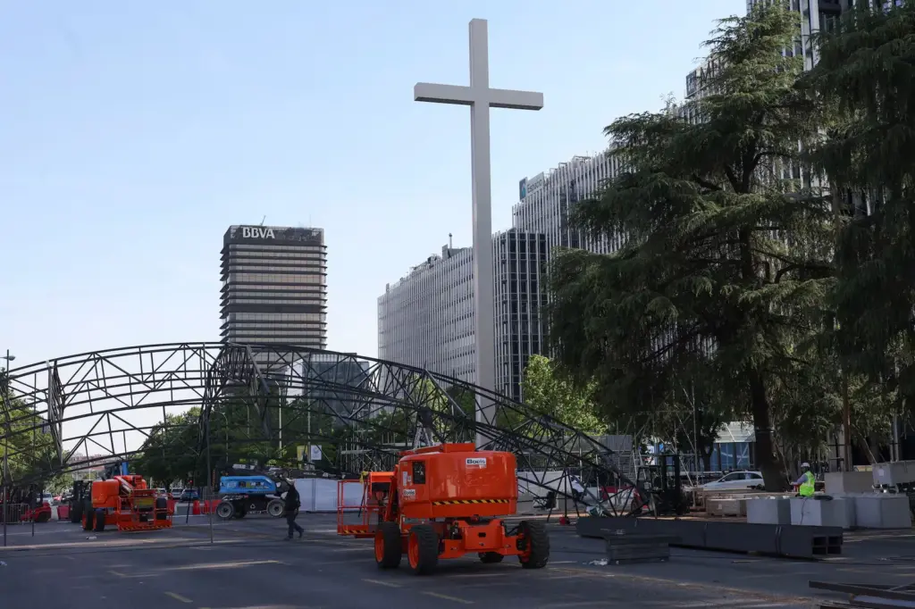 The Pope's visit challenges labor mobility in the communities, the two sides of teleworking in Spain