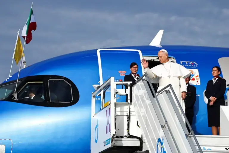 El papa León XIV aborda el avión hacia España, este sábado.