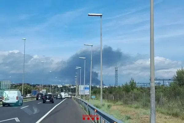 A fire has been declared in the Montesa Honda industrial warehouse in Santa Perpètua (Barcelona)
