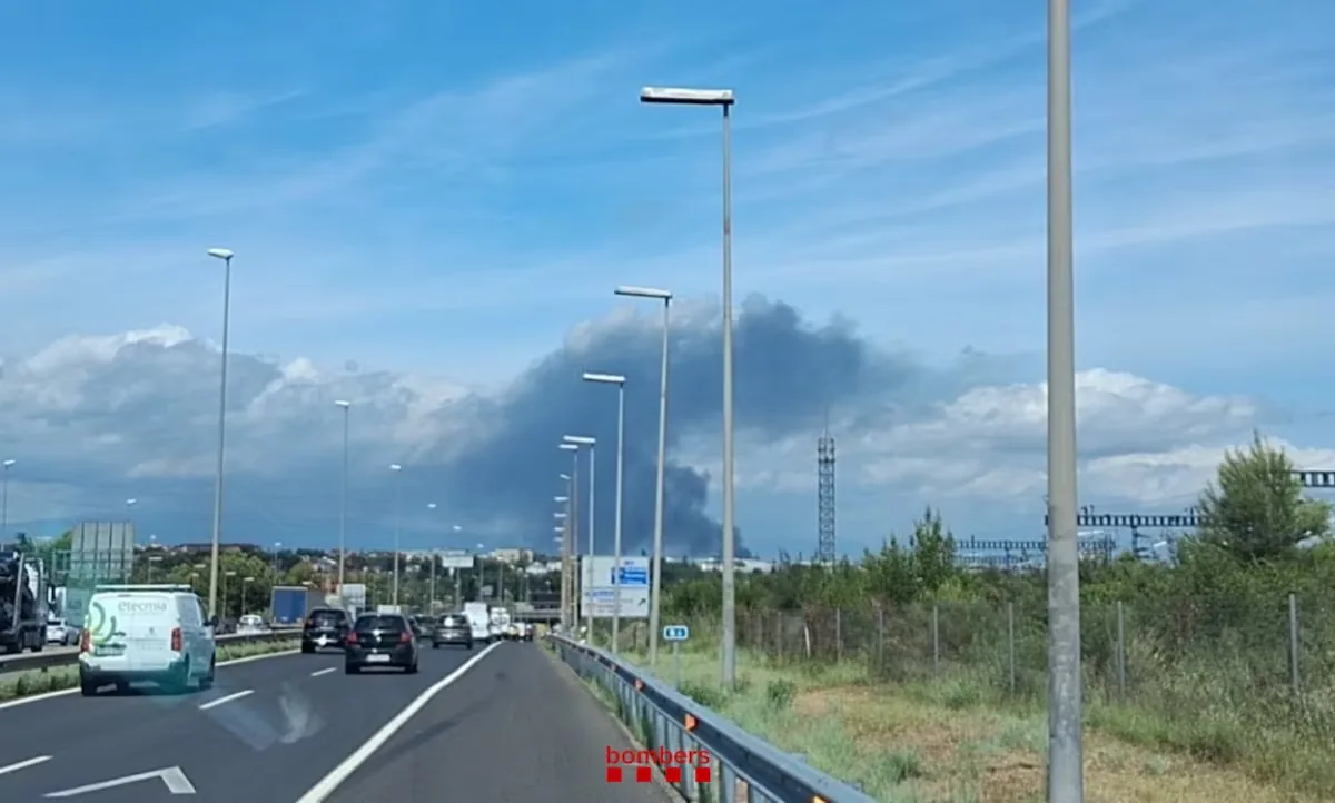 A fire has been declared in the Montesa Honda industrial warehouse in Santa Perpètua (Barcelona)