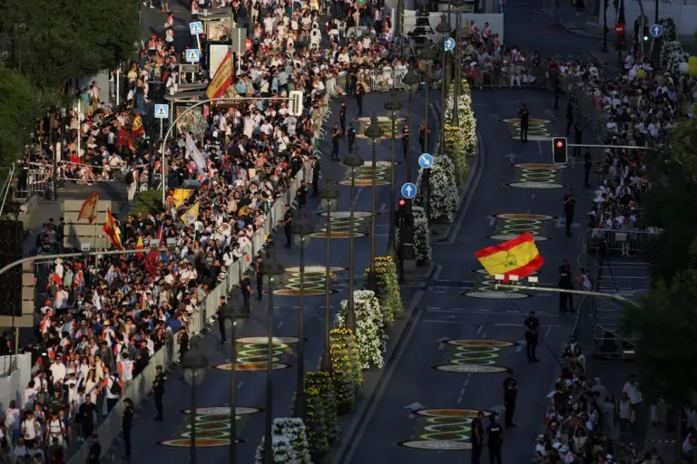 Feligreses congregados en la plaza de Cibeles de Madrid, este domingo.