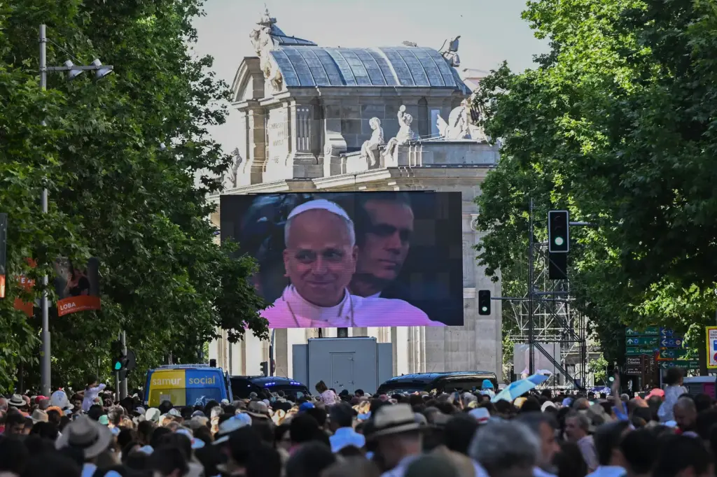 Heard during the Pope's mass in Cibeles: “Only beautiful people here”