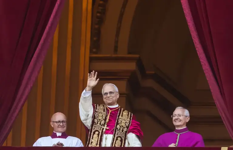 El papa León XIV durante su primera aparición como Pontífice en el balcón central de la basílica de San Pedro, el 8 de mayo de 2025.