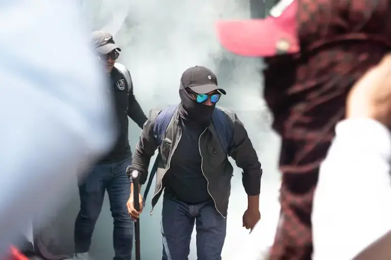 The CNTE teachers break into the facilities of the Ministry of Education in Mexico City