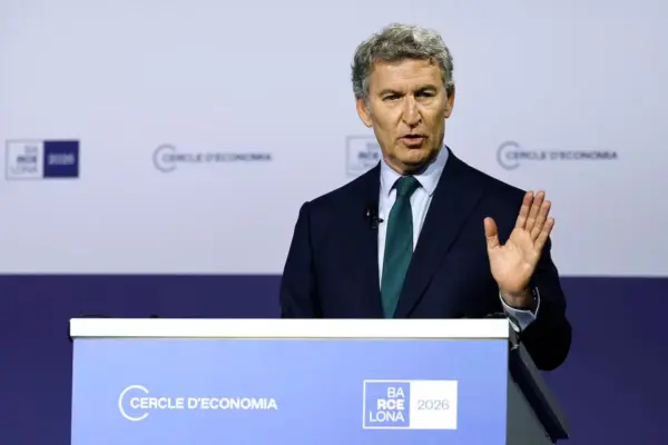 Feijóo esquiva en Barcelona la propuesta de negociar en Waterloo y con Puigdemont la moción de censura