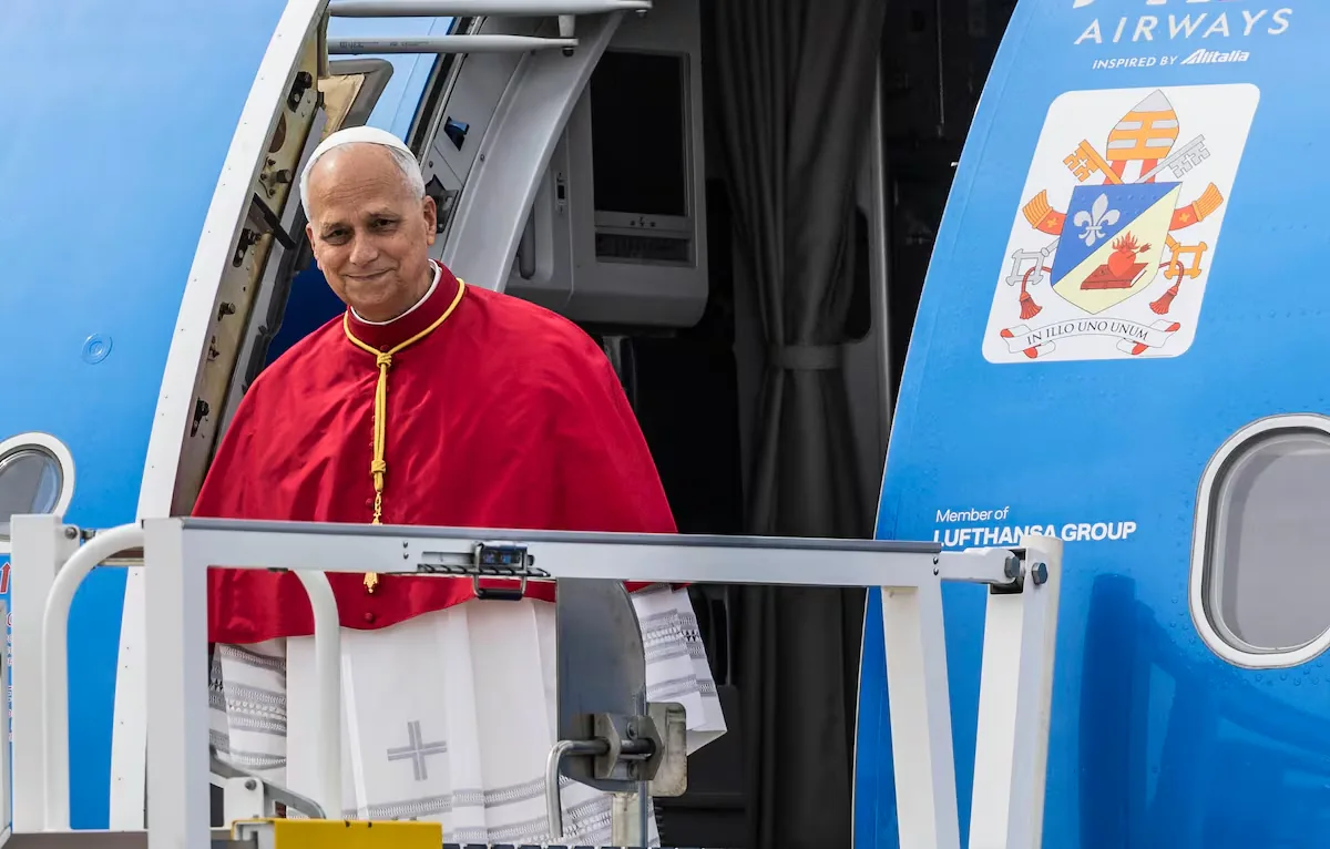 The Pope confesses, during his flight to Spain, that he is a Real Madrid fan