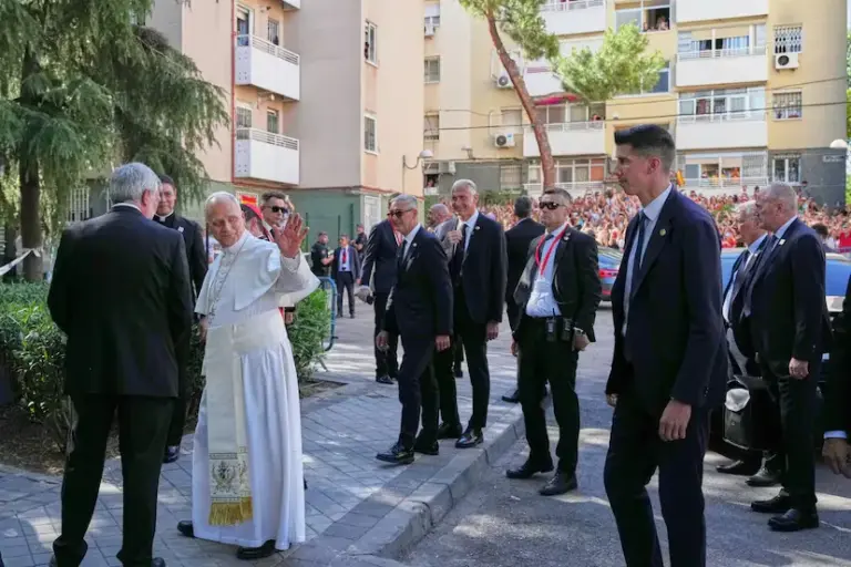 The Pope chooses a center for immigrants and homeless people for his first visit: “Whoever is in Madrid is from Madrid”