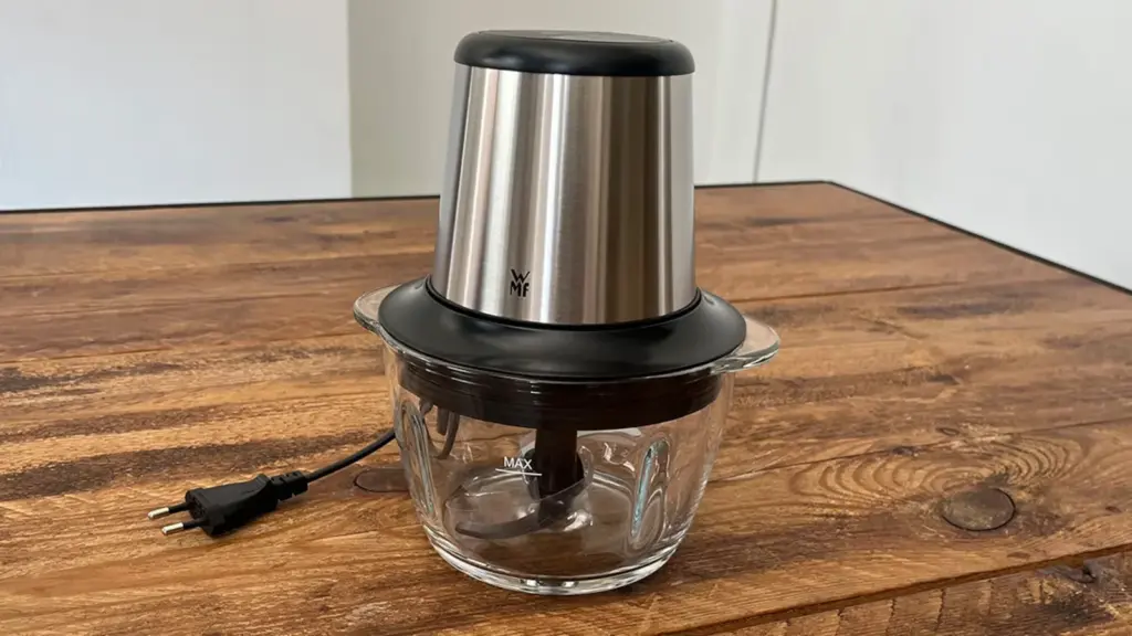 The WMF Kult electric chopper is the most complete and balanced in comfort and safety of use.