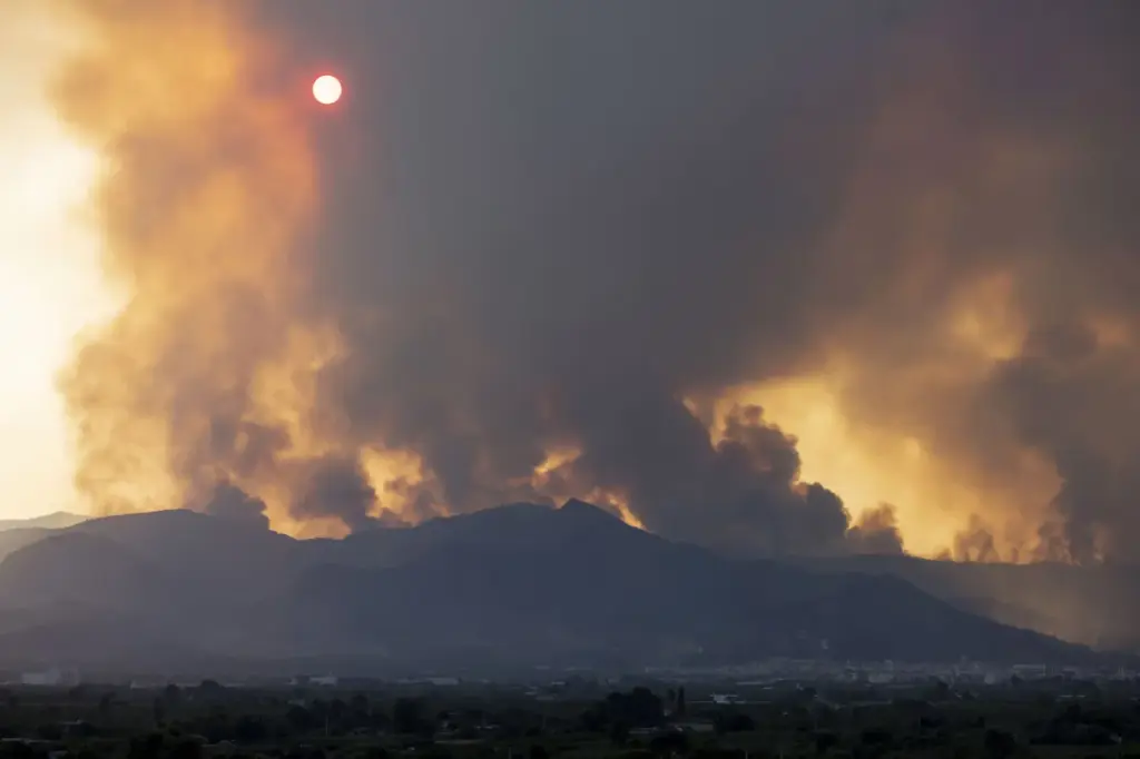 The fire in La Vall d’Uixó is spreading uncontrollably through the Sierra de Espadán natural park with 16,000 evacuated