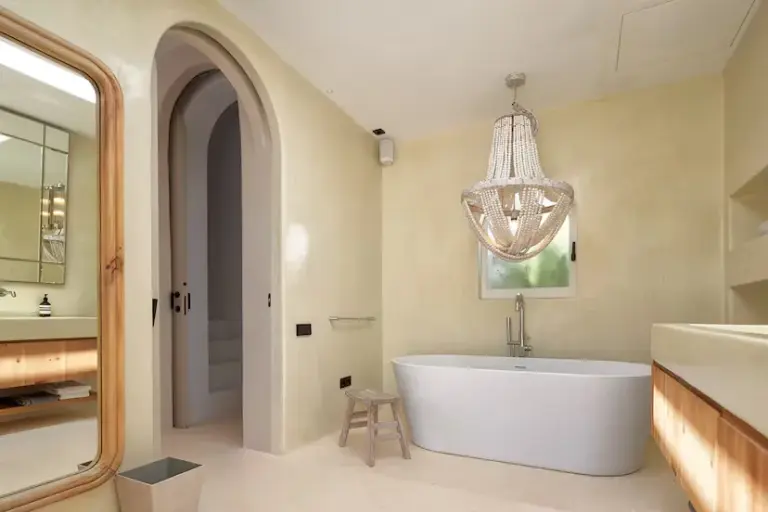 The three houses of the week: fluid lines on an Ibizan cove for 16.7 million euros