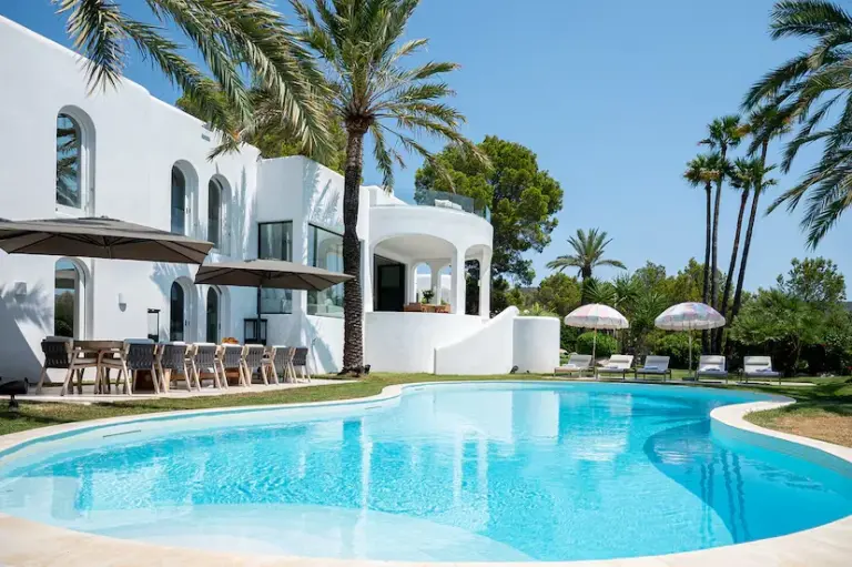 The three houses of the week: fluid lines on an Ibizan cove for 16.7 million euros